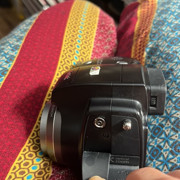 A Kodak 5.0 mega pixels. Easy Share digital camera. - Picture 10 of 11